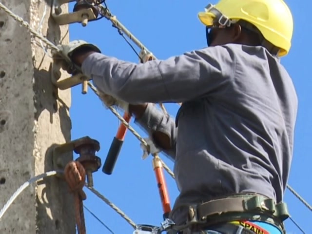 Arriban trabajadores eléctricos de Baracoa a su día con el deber cumplido